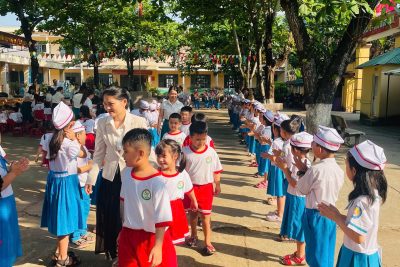 Tham quan trường Tiểu học của các cháu  Mẫu giáo 5 tuổi.